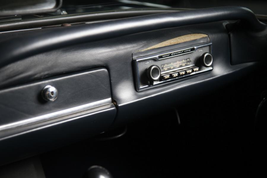Детали интерьера Alfa Romeo 2600 Spider (106) 1962 года  (фото 13 из 39)